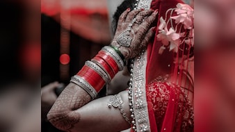 महिला का अजीबोगरीब कारनामा...पहले खुद से की शादी और फिर खुद को ही दे दिया तलाक, नहीं भाया अपना ही साथ!