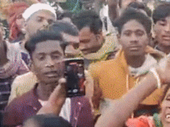 बिहार में मोबाइल चोरी के शक में महिला की पिटाई, बाल खींचे और जड़े थप्पड़ ही थप्पड़