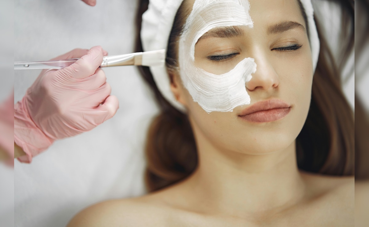 Glowing Skin Home Remedy: स्किन को ग्लोइंग और सॉफ्ट रखने के लिए दही में क्या मिलाकर लगाएं?