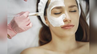 Glowing skin: रेशम सी मुलायम त्&zwj;वचा के लिए चेहरे पर लगाएं ये फेसपैक, घर में मौजूद 2 चीजों से बन जाएगा