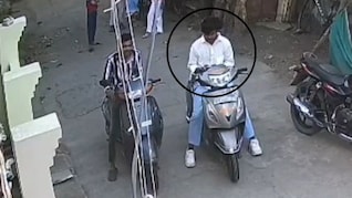 बात नहीं कर रही थी प्रेमिका, सनकी प्रेमी बंदूक लेकर पहुंच गया घर, फिर खुद को मार ली गोली