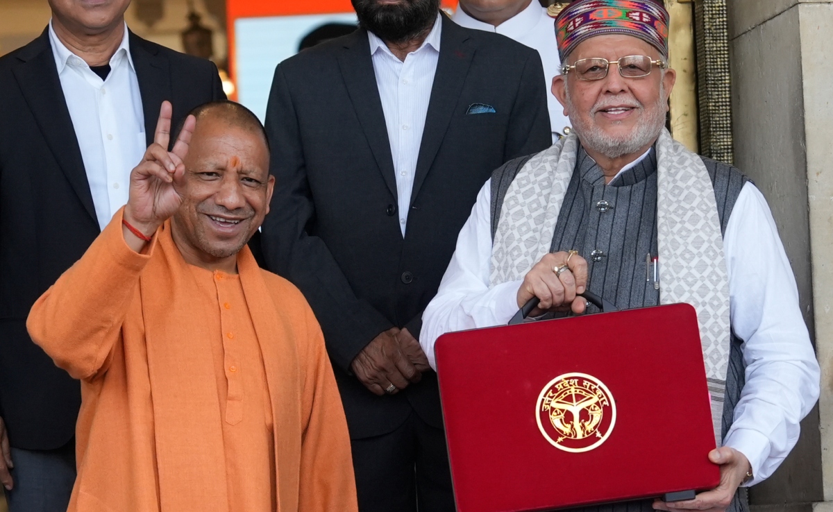 यूपी बजट : चुनाव से पहले महिलाओं पर मेहरबान हुई योगी सरकार, स्कूटी से लेकर स्किल डवलेपमेंट तक