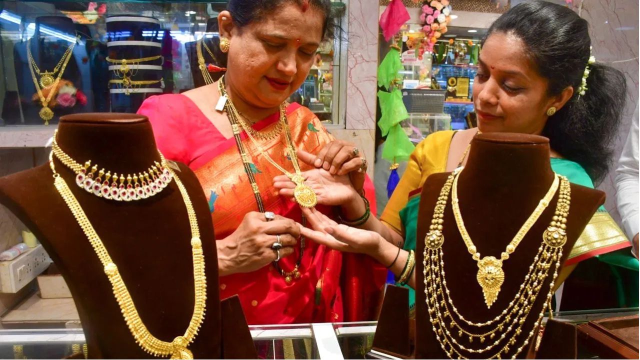 Gold Price Today:  सोने की कीमतों पर लगा ब्रेक, अब खरीदना समझदारी या बेच दें? जानिए क्या कहते हैं एक्सपर्ट