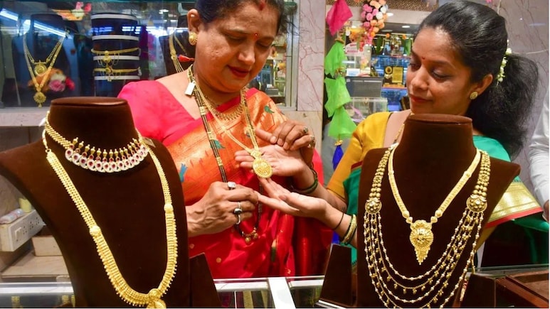 Gold Price Today:  सोने की कीमतों पर लगा ब्रेक, अब खरीदना समझदारी या बेच दें? जानिए क्या कहते हैं एक्सपर्ट
