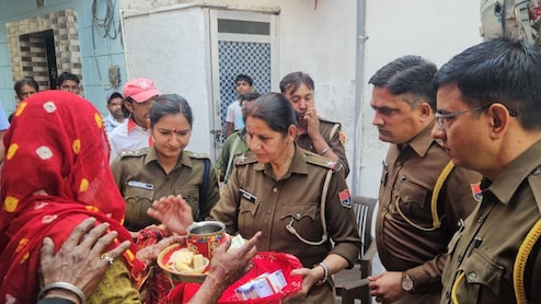 सफाईकर्मी की बेटी की शादी में पुलिस ने भाई बन कर भरा मायरा, अब हो रही चर्चा