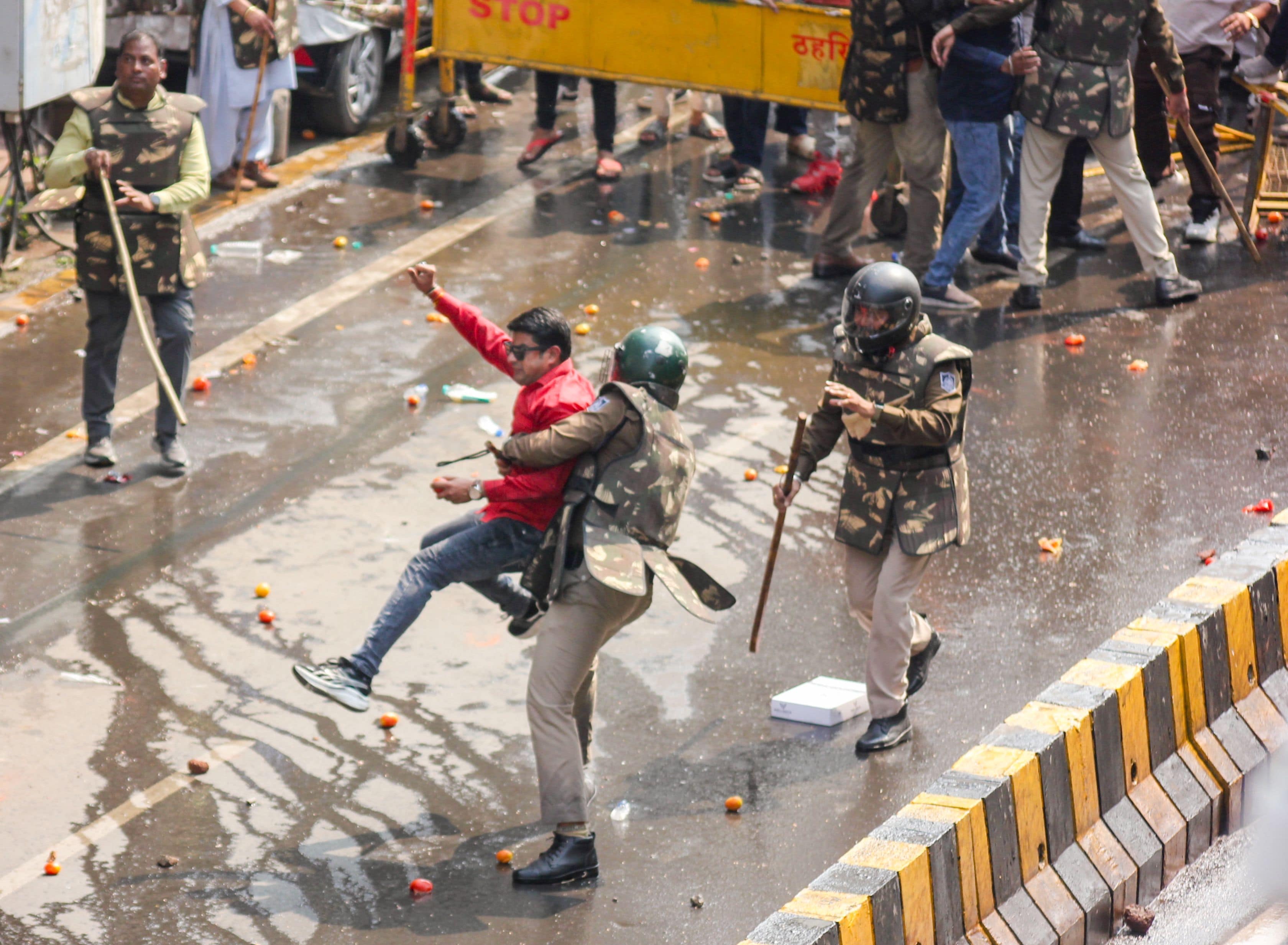 इंदौर में भाजयुमो पत्थरबाजी हुई तो पुलिस को हल्का बल प्रयोग करना पड़ा. 