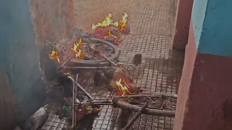 MP में 'औकात में रहो' पर बवाल: सियासत की आग में जली मजदूर की साइकिल, VIDEO वायरल