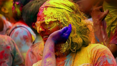 Holi 2026: विदेशी मेहमानों के साथ मनानी है होली तो इन 5 शहर की अभी से कर लें बुकिंग, वरना रह जाएंगे पछताते