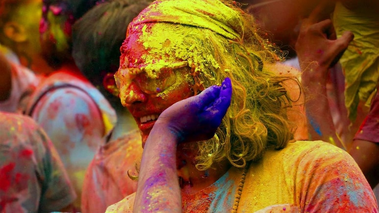 Holi 2026: विदेशी मेहमानों के साथ मनानी है होली तो इन 5 शहर की अभी से कर लें बुकिंग, वरना रह जाएंगे पछताते