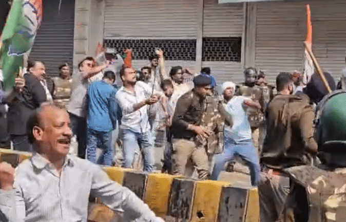 इंदौर में पथराव! बीजेपी और कांग्रेस कार्यकर्ता आमने-सामने, जमकर बरसाए पत्थर-टमाटर-बोतलें