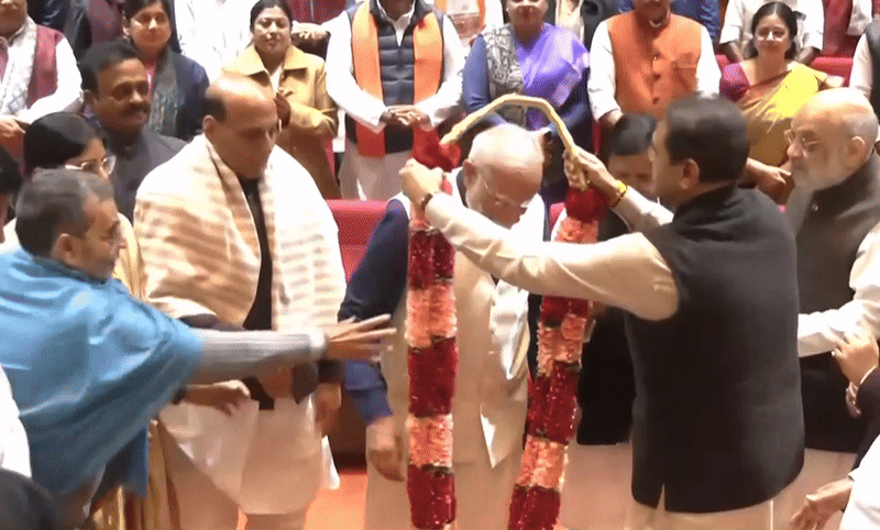 अमेरिकी टैरिफ हुआ कम, NDA सांसदों की बैठक में पीएम मोदी का हुआ अभिनंदन