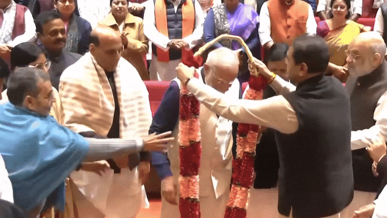 वंदे मातरम के नारे और गले में विजय माला... US संग टैरिफ डील पर NDA सांसदों ने PM मोदी का किया अभिनंदन