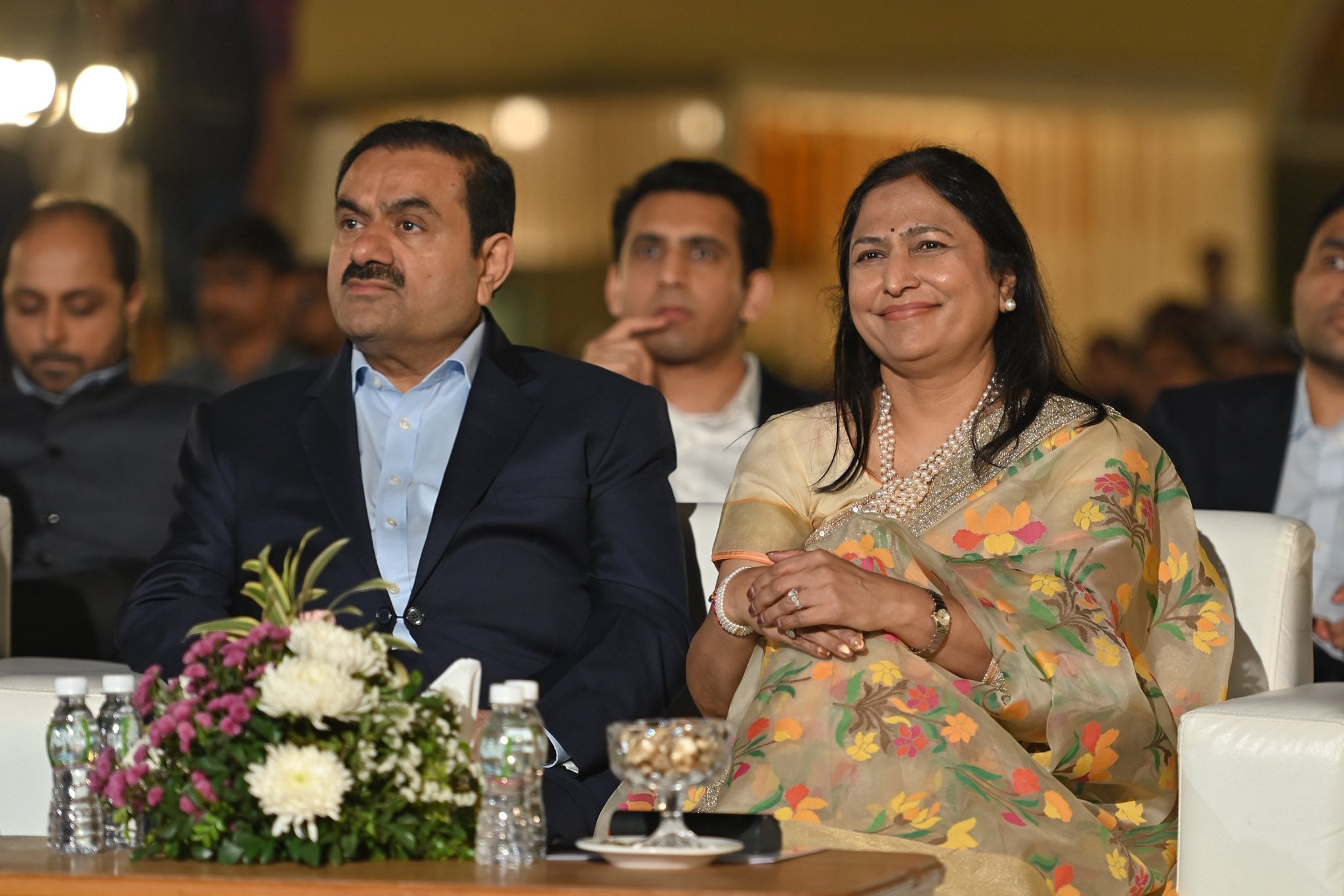 कार्यक्रम में मौजूद अदाणी ग्रुप के चेयरमैन गौतम अदाणी और उनकी पत्नी प्रीति अदाणी.