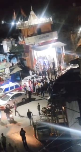 Jabalpur Stone Pelting Case: मंदिर के सामने मौजूद भीड़
