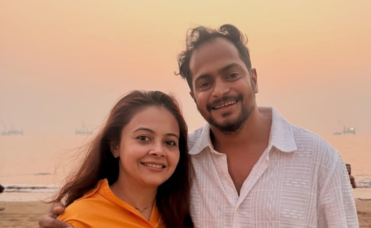 देवोलीना भट्टाचार्जी ने इफ्तारी के समय पहनी कट स्लीव ड्रेस, लोग करने लगे ट्रोल बोले- अदब से बैठतीं तो बेहतर...