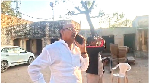 खाली थाने में जब अकेले खड़े रहे विधायक जी! फिर थानेदार को फोन लगा कर जो कहा... देखें वायरल वीडियो