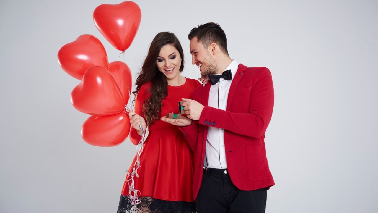 Valentine's Day 2026 Outfit Ideas: हर मूड, हर प्लान और हर डेट के लिए परफेक्ट हैं स्टाइल