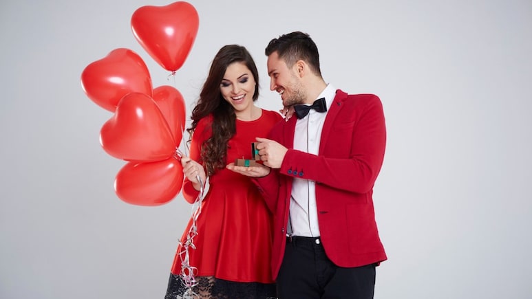 Valentine's Day 2026 Outfit Ideas: हर मूड, हर प्लान और हर डेट के लिए परफेक्ट हैं स्टाइल