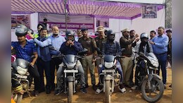 सड़क सुरक्षा माह अभियान: अदाणी पावर लिमिटेड ने फ्री में बांटे हेलमेट, यातायात नियमों की दी जानकारी