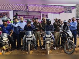 सड़क सुरक्षा माह अभियान: अदाणी पावर लिमिटेड ने फ्री में बांटे हेलमेट, यातायात नियमों की दी जानकारी