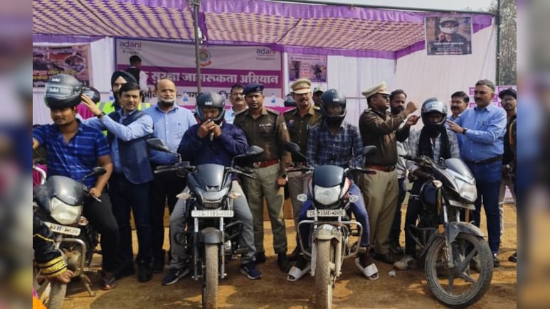 सड़क सुरक्षा माह अभियान: अदाणी पावर लिमिटेड ने फ्री में बांटे हेलमेट, यातायात नियमों की दी जानकारी