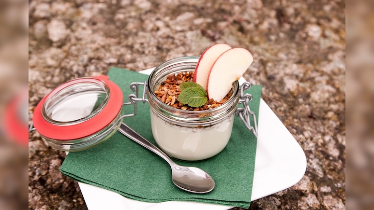 बच्चा सुबह दूध पीने से करता है मना? ट्राय करें टेस्टी एप्पल ओट्स स्मूदी