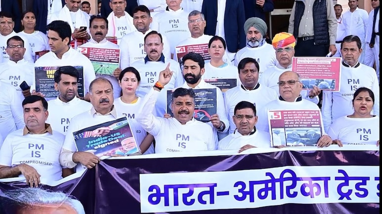 Rajasthan: भारत-अमेरिका ट्रेड डील पर कांग्रेस का हल्लाबोल, विवादित टी-शर्ट पहन विधानसभा में की नारेबाजी