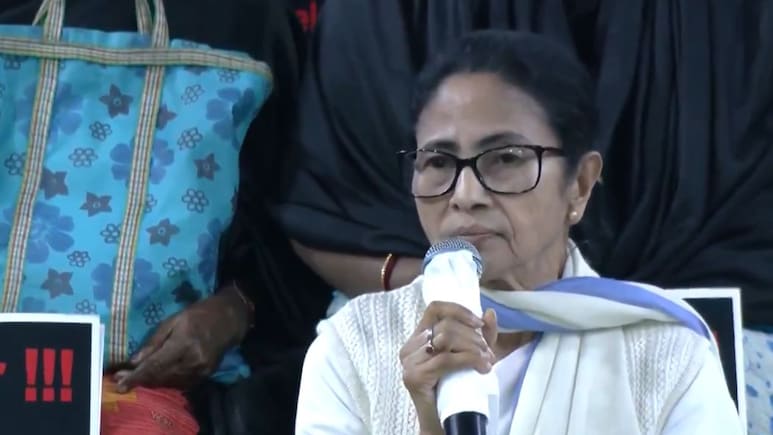बंगाल SIR की लड़ाई दिल्ली तक आई, लगातार दूसरे दिन ममता का हमला, कहा- घुसपैठ के लिए केंद्र जिम्मेदार