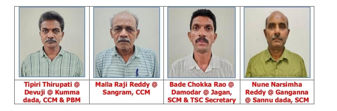 Naxalite Devji Surrender: तेलंगाना पुलिस ने बकायदा सभी सरेंडर नक्सलियों के नाम के साथ उनकी तस्वीर जारी की है. संभवत: ये पहली बार है कि कुख्यात देवजी और माला राजी रेड्डी की इतनी साफ तस्वीर दुनिया के सामने आई है.  