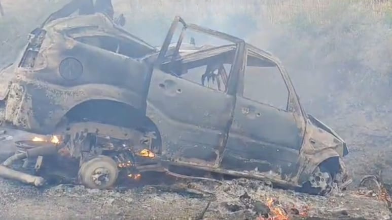 भीषण आग में स्कॉर्पियो जलकर खाक, 2 की मौत 3 घायल; JCB से गेट तोड़कर लोगों को निकाला