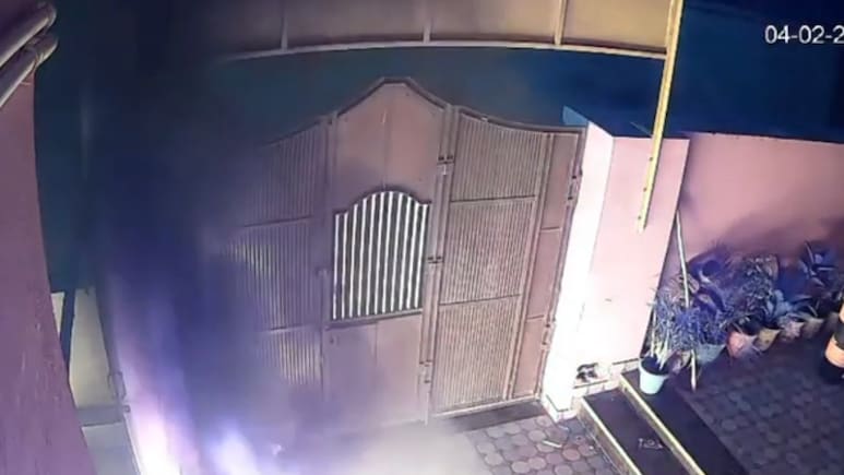 झुंझुनूं में 'बोतल बम' अटैक से दहशत! निजी स्कूल को आग लगाने की कोशिश, सीसीटीवी फुटेज भी आया सामने