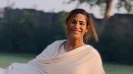 प्रेमानंद महाराज की शरण में पहुंची पूनम पांडे, बांके बिहारी मंदिर में फूट-फूटकर रोती आईं नजर