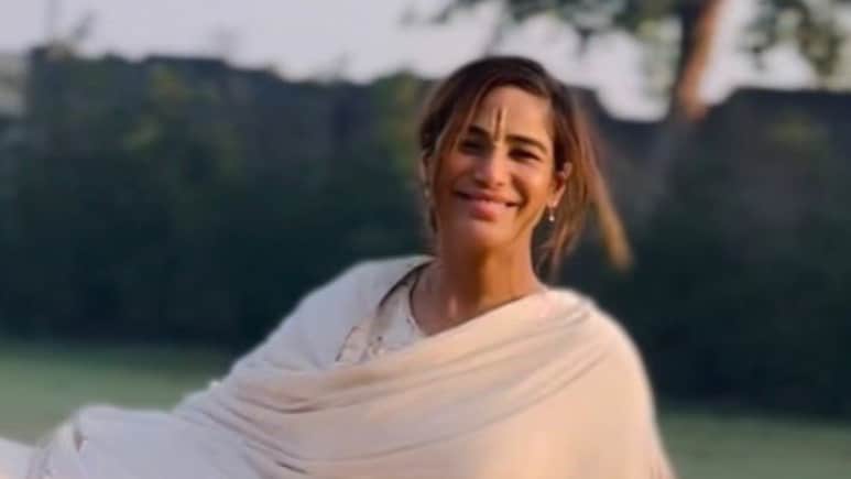 प्रेमानंद महाराज की शरण में पहुंची पूनम पांडे, बांके बिहारी मंदिर में फूट-फूटकर रोती आईं नजर