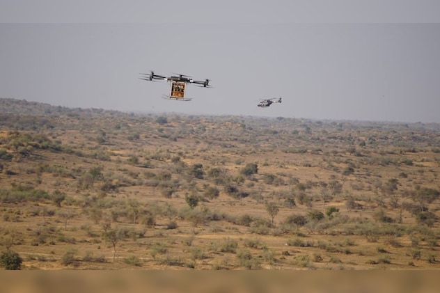 सेंसर और कैमरों से लैस ड्रोन सेंसर और कैमरों से लैस ड्रोन