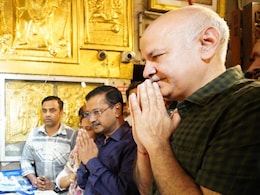 शराब नीति केस में बरी होने के बाद अरविंद केजरीवाल ने हनुमान मंदिर में की पूजा-अर्चना, सिसोदिया भी रहे मौजूद