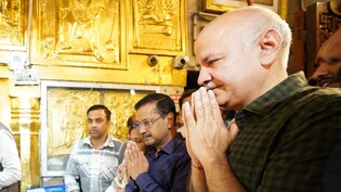 शराब नीति केस में बरी होने के बाद अरविंद केजरीवाल ने हनुमान मंदिर में की पूजा-अर्चना, सिसोदिया भी रहे मौजूद