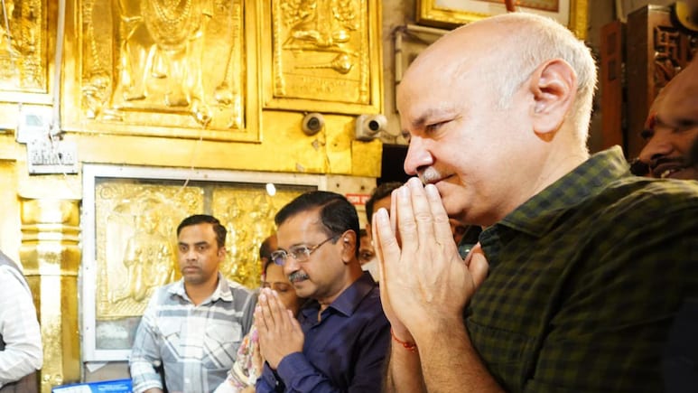 शराब नीति केस में बरी होने के बाद अरविंद केजरीवाल ने हनुमान मंदिर में की पूजा-अर्चना, सिसोदिया भी रहे मौजूद