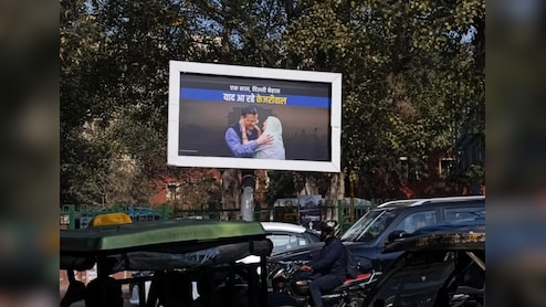 दिल्ली में बीजेपी सरकार का एक साल पूरा होने पर लगे &ldquo;याद आ रहे केजरीवाल&rdquo; के पोस्टर