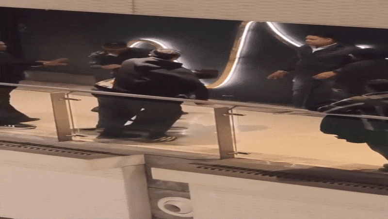 नोएडा के गार्डन गैलेरिया मॉल में बाउंसरों का आतंक, कहासुनी के बाद शख्स को गिरा-गिराकर पीटा, देखें VIDEO