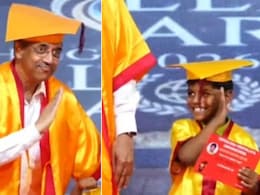 छोटे स्टूडेंट ने स्टेज पर पुष्पा' स्टाइल में दिया पोज, साथ खड़े प्रिंसिपल ने किया कुछ ऐसा, Video दिल जीत लेगा