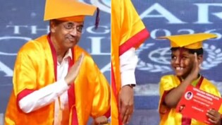 छोटे स्टूडेंट ने स्टेज पर पुष्पा' स्टाइल में दिया पोज, साथ खड़े प्रिंसिपल ने किया कुछ ऐसा, Video दिल जीत लेगा