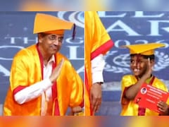 छोटे स्टूडेंट ने स्टेज पर पुष्पा' स्टाइल में दिया पोज, साथ खड़े प्रिंसिपल ने किया कुछ ऐसा, Video दिल जीत लेगा