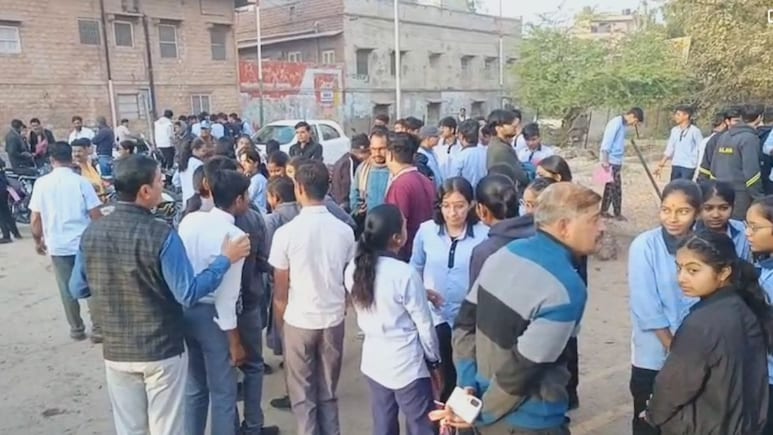 RBSE Board Exam 2026: अंग्रेजी के पेपर से बोर्ड परीक्षा शुरू, स्टूडेंट्स के सामने खुला प्रश्नपत्र, नई गाइडलाइन से नकल पर नकेल