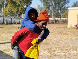 बेटे का न छूटे एग्जाम, कंधे पर लादकर दो किलोमीटर परीक्षा दिलाने ले गए, पिता आपको सलाम है!