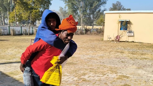 बेटे का न छूटे एग्जाम, कंधे पर लादकर दो किलोमीटर परीक्षा दिलाने ले गए, पिता आपको सलाम है!