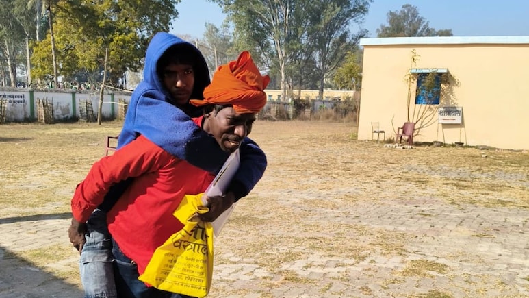 बेटे का न छूटे एग्जाम, कंधे पर लादकर दो किलोमीटर परीक्षा दिलाने ले गए, पिता आपको सलाम है!