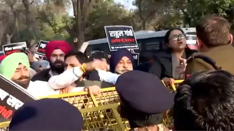 कांग्रेस मुख्यालय के सामने BJP का प्रदर्शन, रवनीत बिट्टू पर राहुल गांधी के बयान को लेकर आक्रोश