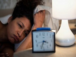 स्क्रीन की नीली रोशनी से बिगड़ रही है आपकी नींद! सोने से 1 घंटे पहले अपनाएं ये आदतें और पाएं सुकून भरी नींद