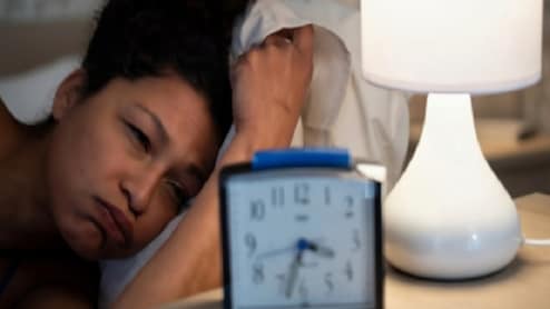 स्क्रीन की नीली रोशनी से बिगड़ रही है आपकी नींद! सोने से 1 घंटे पहले अपनाएं ये आदतें और पाएं सुकून भरी नींद