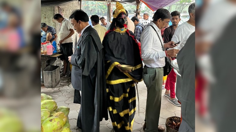 Pick-Pocket Gang Posing As "Bohurupis" Arrested In Kolkata